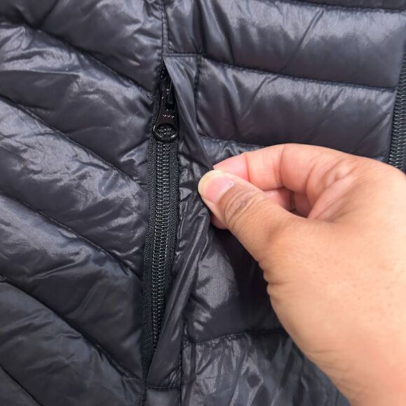 Bernardo Goose Down Vest Womens Small Black Puffer Lightweight Packable Jacket - Picture 3 of 5